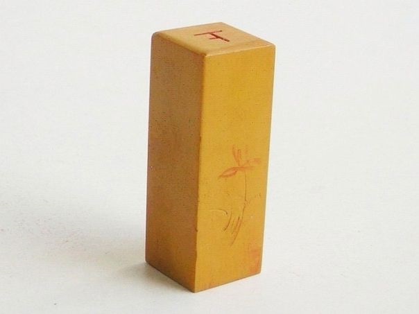 Small celluloid square seal – (6644)